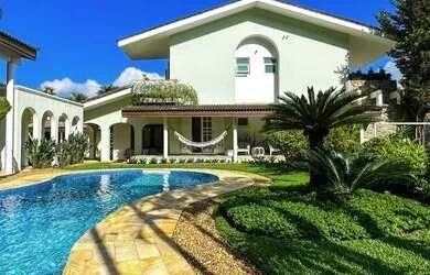 Imagem: A casa possui 4 Dormitórios, 5 Banheiros, 4 Vagas na garagem