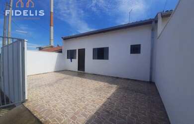 Imagem: A casa possui 3 Dormitórios, 1 Banheiro, 2 Vagas na garagem