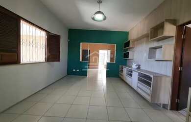 Imagem: A casa possui 4 Dormitórios, 2 Banheiros, 5 Vagas na garagem