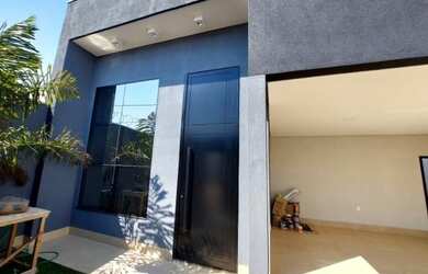 Imagem: A casa possui 3 Dormitórios, 3 Banheiros, 2 Vagas na garagem