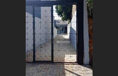 Imagem: A casa possui 3 Dormitórios, 2 Banheiros, 4 Vagas na garagem