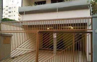 Imagem: A casa possui 4 Dormitórios, 1 Banheiro, 2 Vagas na garagem