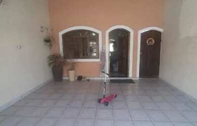 Imagem: A casa possui 3 Dormitórios, 2 Banheiros, 2 Vagas na garagem