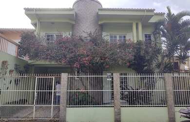 Imagem: A casa possui 4 Dormitórios, 2 Banheiros, 2 Vagas na garagem