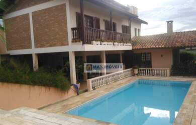 Imagem: A casa possui 4 Dormitórios, 2 Banheiros, 5 Vagas na garagem