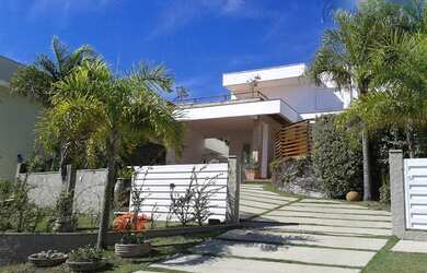 Imagem: A casa em condomínio possui 4 Dormitórios, 5 Banheiros, 300m²