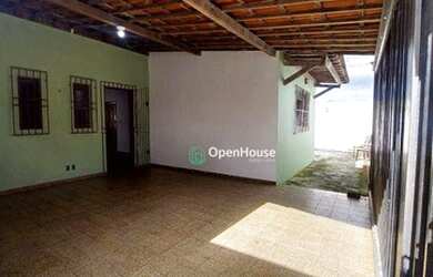 Imagem: A casa possui 3 Dormitórios, 2 Banheiros, 2 Vagas na garagem