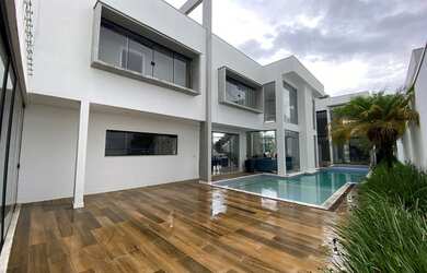 Imagem: A casa em condomínio possui 4 Dormitórios, 5 Banheiros, 5