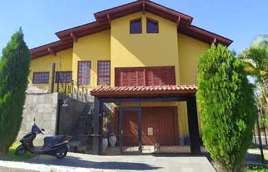 Imagem: A casa possui 3 Dormitórios, 2 Banheiros, 4 Vagas na garagem