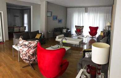 Imagem: A casa possui 5 Dormitórios, 5 Banheiros, 4 Vagas na garagem