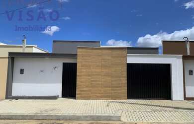 Imagem: A casa possui 3 Dormitórios, 1 Banheiro, 2 Vagas na garagem