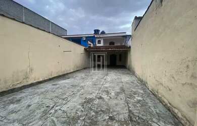 Imagem: A casa possui 2 Dormitórios, 1 Banheiro, 4 Vagas na garagem