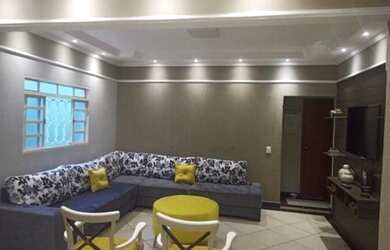 Imagem: A casa possui 3 Dormitórios, 2 Banheiros, 2 Vagas na garagem