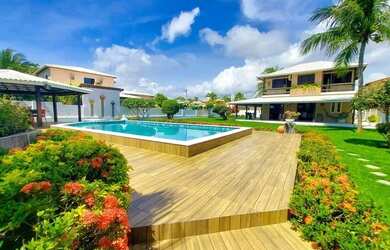 Imagem: A casa possui 4 Dormitórios, 3 Banheiros, 3 Vagas na garagem