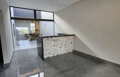 Imagem: A casa possui 3 Dormitórios, 1 Banheiro, 2 Vagas na garagem