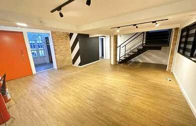 Imagem: O depósito possui 2 Vagas na garagem, 250m² de Área e está