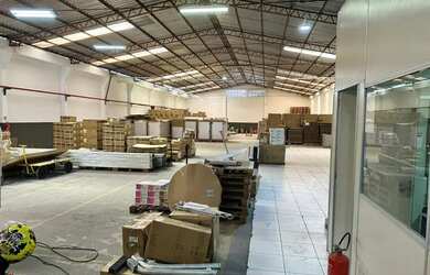 Imagem: O depósito possui 5 Vagas na garagem, 1.000m² de Área e