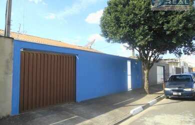 Imagem: A casa possui 3 Dormitórios, 2 Banheiros, 4 Vagas na garagem