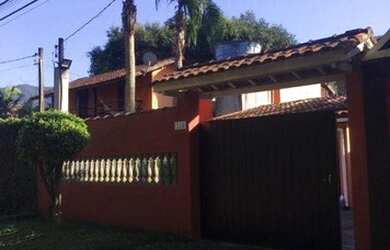 Imagem: A casa possui 5 Dormitórios, 1 Banheiro, 5 Vagas na garagem