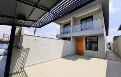 Imagem: A casa possui 3 Dormitórios, 4 Banheiros, 2 Vagas na garagem