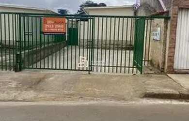 Imagem: A casa possui 2 Dormitórios, 1 Banheiro, 3 Vagas na garagem