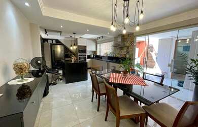 Imagem: A casa possui 3 Dormitórios, 3 Banheiros, 2 Vagas na garagem