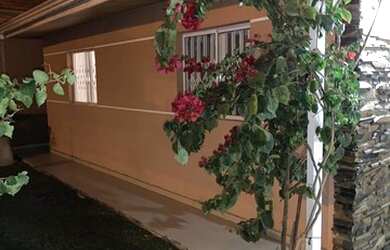 Imagem: A casa possui 3 Dormitórios, 1 Banheiro, 2 Vagas na garagem