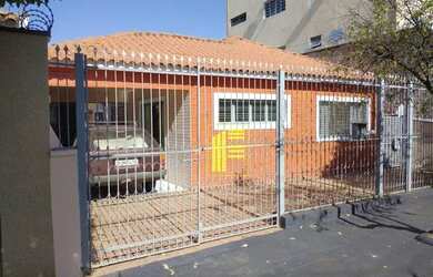 Imagem: A casa possui 3 Dormitórios, 1 Banheiro, 2 Vagas na garagem