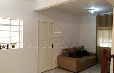 Imagem: A casa possui 3 Dormitórios, 2 Banheiros, 2 Vagas na garagem