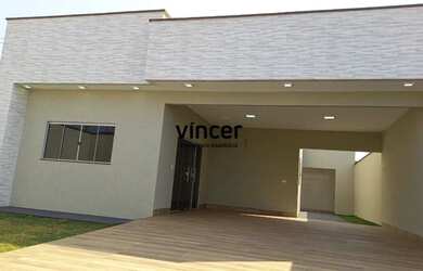 Imagem: A casa possui 3 Dormitórios, 2 Banheiros, 2 Vagas na garagem