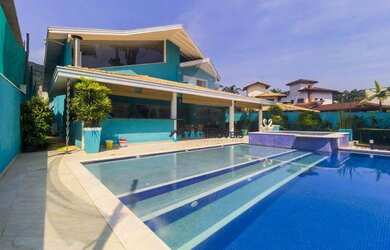 Imagem: A casa em condomínio possui 5 Dormitórios, 5 Banheiros, 507m²