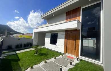 Imagem: A casa possui 3 Dormitórios, 2 Banheiros, 2 Vagas na garagem