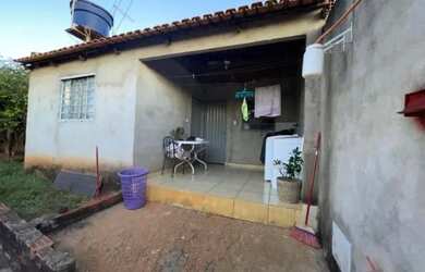 Imagem: A casa possui 4 Dormitórios, 2 Banheiros, 5 Vagas na garagem