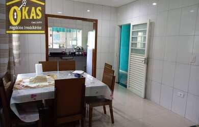 Imagem: A casa possui 3 Dormitórios, 3 Banheiros, 2 Vagas na garagem