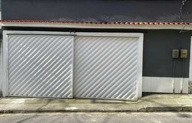 Imagem: A casa possui 2 Dormitórios, 1 Banheiro, 2 Vagas na garagem