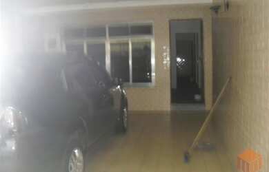 Imagem: A casa possui 2 Dormitórios, 2 Banheiros, 2 Vagas na garagem