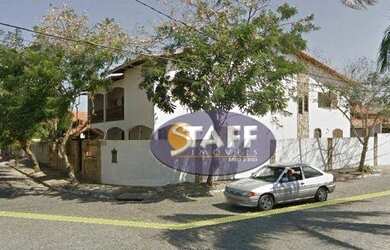 Imagem: A casa possui 4 Dormitórios, 1 Banheiro, 3 Vagas na garagem