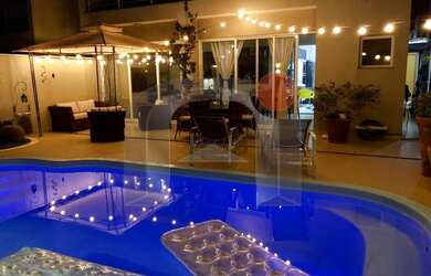 Imagem: A casa em condomínio possui 4 Dormitórios, 5 Banheiros, 3