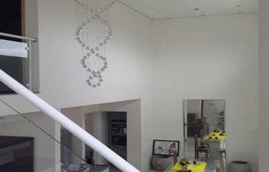 Imagem: A casa possui 3 Dormitórios, 4 Banheiros, 3 Vagas na garagem