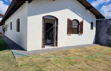 Imagem: A casa possui 4 Dormitórios, 5 Banheiros, 300m² de Área e