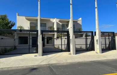 Imagem: A casa possui 3 Dormitórios, 3 Banheiros, 2 Vagas na garagem