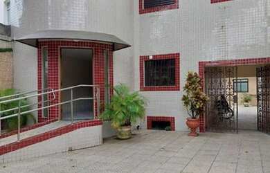 Imagem: O depósito possui 2 Vagas na garagem e 300m² de Área e está