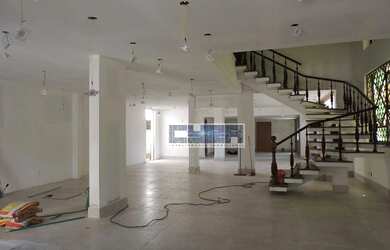 Imagem: O depósito possui 2 Vagas na garagem, 378m² de Área e está