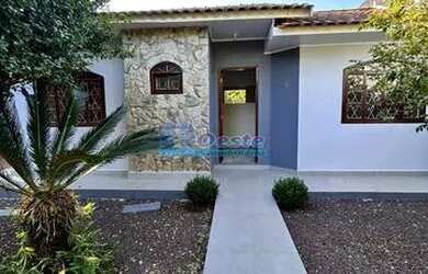 Imagem: A casa possui 3 Dormitórios, 1 Banheiro, 2 Vagas na garagem