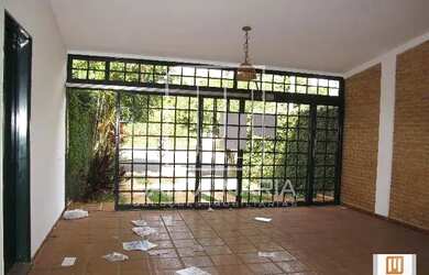 Imagem: O depósito possui 4 Vagas na garagem, 222m² de Área e está