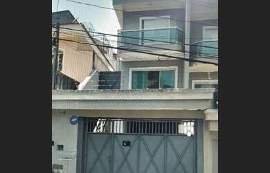 Imagem: A casa possui 3 Dormitórios, 1 Banheiro, 2 Vagas na garagem