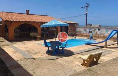 Imagem: A casa possui 3 Dormitórios, 2 Banheiros, 4 Vagas na garagem