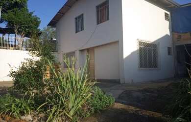 Imagem: A casa possui 2 Dormitórios, 1 Banheiro, 2 Vagas na garagem