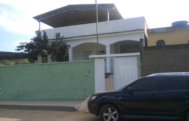 Imagem: A casa possui 4 Dormitórios, 2 Banheiros, 2 Vagas na garagem