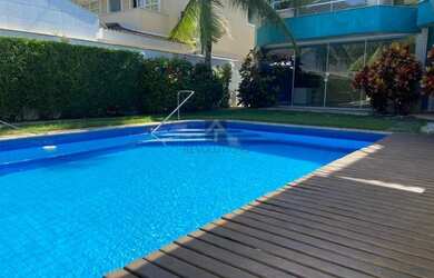 Imagem: A casa em condomínio possui 4 Dormitórios, 5 Banheiros, 600m²